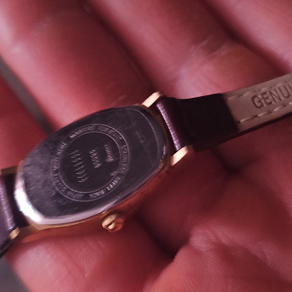 Elegant Gold Women's Watch with Brown Leather Strap - Picture 2 of 3